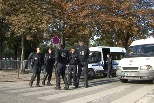 Ce matin, les forces de l'ordre sont présentes près de la place de la Concorde à Paris, où se trouve l'ambassade américaine.