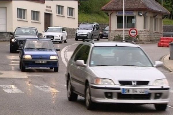 Des frontaliers à l'une des douanes du Haut-Doubs