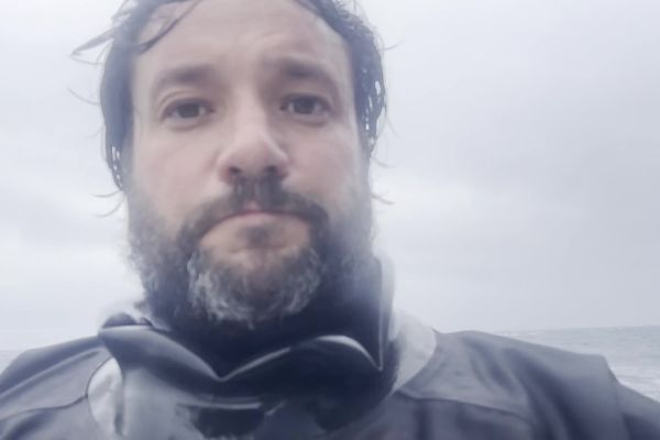 Le skipper Antoine Cornic s'est filmé quelques minutes après que sa voile a subi un vent fort de près de 140 km/h.