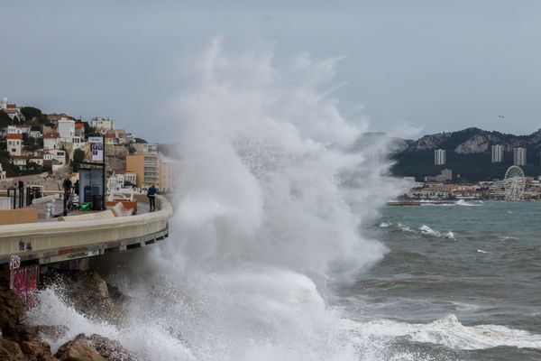 Des vagues très hautes observées le 20 octobre 2023 sur la corniche de Marseille (image d'illustration).