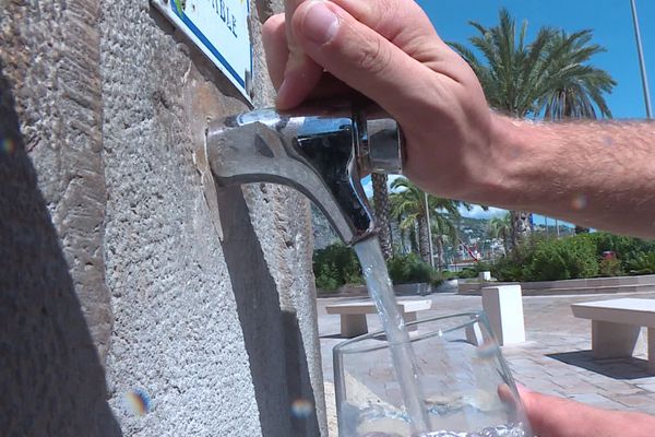 À Menton, nous avons suivi le parcours de l'eau potable, de sa captation dans la nappe phréatique en Italie, jusqu'au traitement des eaux usées dans une station d'épuration souterraine.