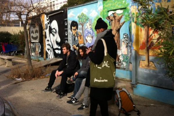 Les habitants mobilisés contre la fermeture du centre culturel de La Busserine à Marseille.