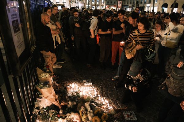 Des cyclistes et des anonymes ont rendu un hommage à Paul mercredi soir Place de la Madeleine. Le jeune cycliste a été tué la veille par un automobiliste