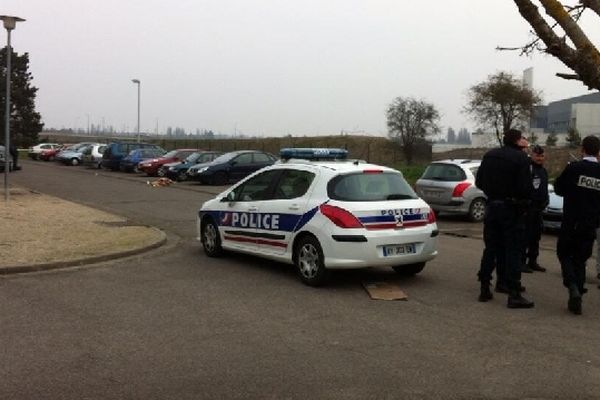 La police enquête dans le quartier des Chimoutons à Saran après la découverte d'un homme grièvement blessé à la tête - 29 mars 2013