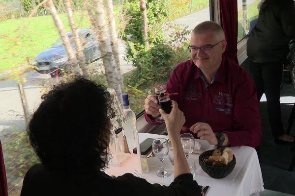 À bord du Seudre Océan Express, un couple trinque à leur voyage, à la découverte de paysages de Charente-Maritime, le 24 novembre 2025.