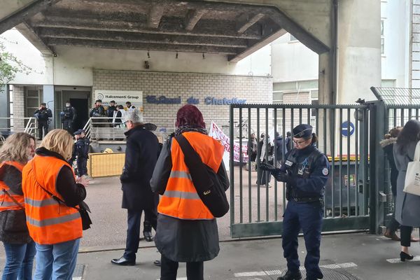 Des policiers et gendarmes sont intervenus tôt ce mercredi 26 avril 2023 pour évacuer le squat Unibéton sur L'Île-Saint-Denis (Seine-Saint-Denis).