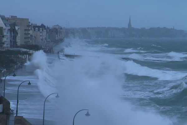 Le spectacle des vagues lors de grandes marées à Saint-Malo