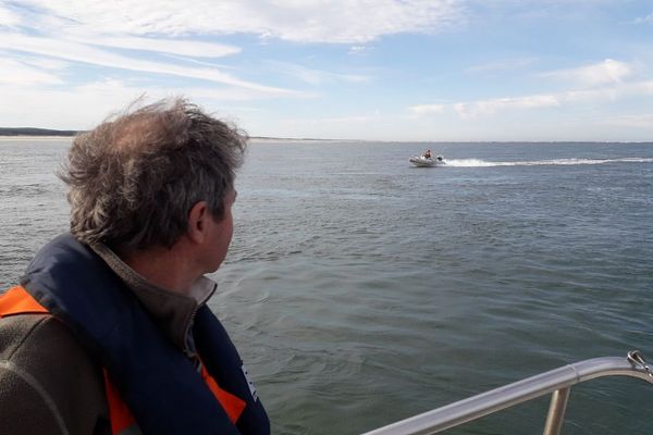 Les hommes de la SNSM de Lège Cap Ferret en mer pour mettre en garde sur les dangers de la passe entre la pointe du Cap et le banc d'Arguant.