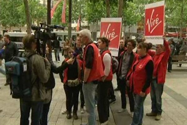 Des salariés de Virgin devant la boutique des Champs-Elysées ce lundi 10 juin au matin.