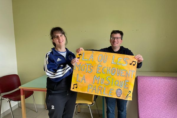 Marion et Clément, deux personnes autistes résidant dans un foyer spécialisé de Reims, vont intégrer le public de "N'oubliez pas les paroles" pendant trois émissions. Une pancarte a été conçue à cet effet.