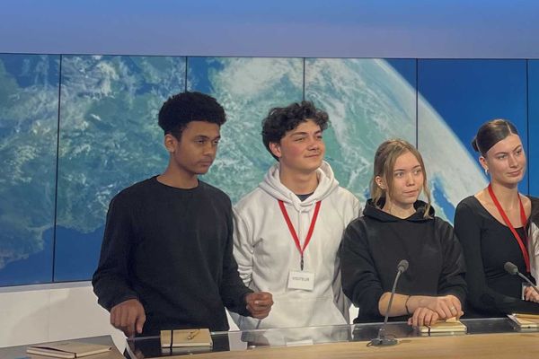 Des élèves du lycée Jules Ferry de Conflans Sainte-Honorine sur le plateau de France 3 Paris Ile-de-France