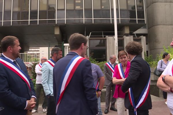 Manifestation de maires devant l'hôtel de police de Rouen le 7 juillet 2022