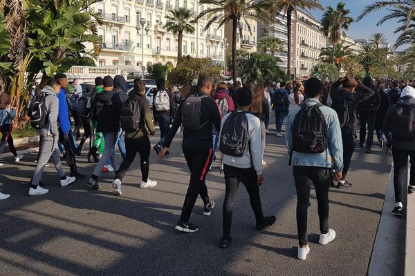 Des lycéens en train de défiler sur la Promenade des Anglais (archives).