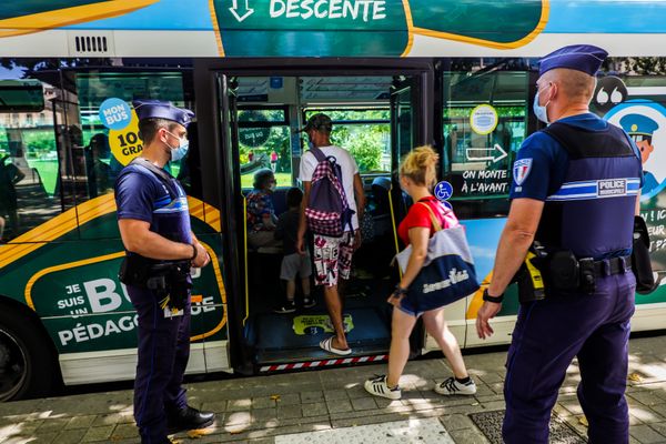 Illustration de la police municipale de Niort (Deux-Sèvres). Ici mobilisée pour le contrôle du port du masque obligatoire lors de la pandémie de Covid-19.