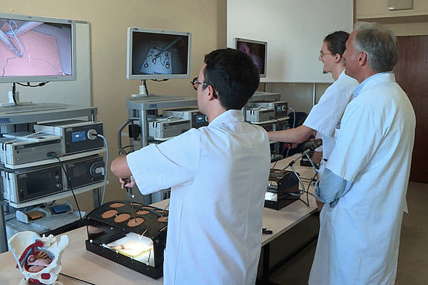 Ces étudiants en médecin à Nantes pratiquent sur simulateur