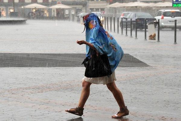 L'orage a frappé la métropole lilloise vendredi matin et samedi matin, comme ici sur la Grand Place de Lille.