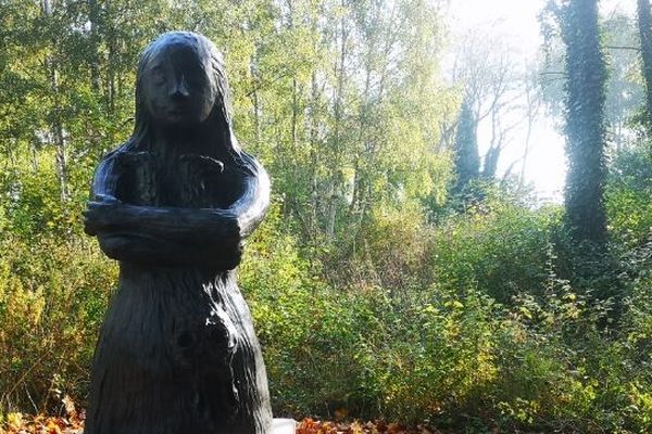 "tenir", une statue à voir dans le parc du Louvre-Lens