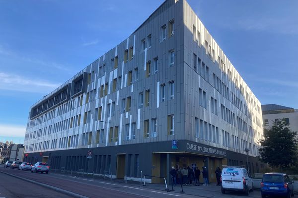 Le siège seinomarin de la CAF est situé à Rouen, au 65 avenue Jean Rondeaux.