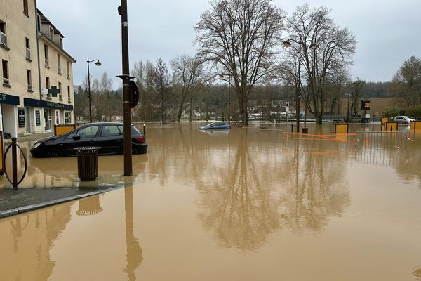 Des rues du centre-ville de Pommeuse (Seine-et-Marne) sont inondées. Des habitants ont été évacués.