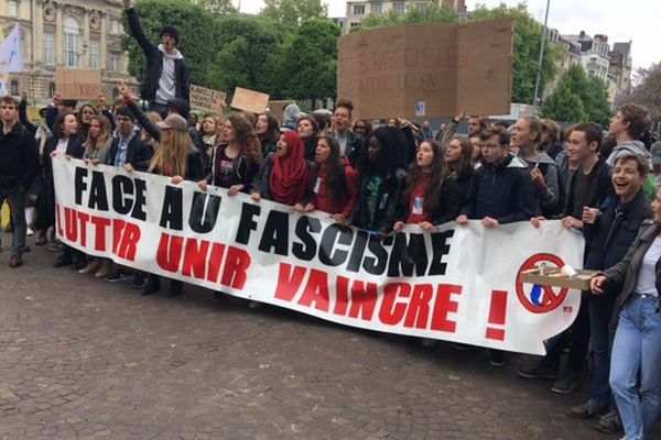 Les lycéens se sont rassemblés place de la République, à Lille. 