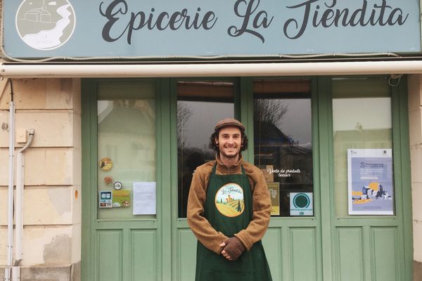 Alexis Bécot, devant la vitrine de son épicier La Tiendita, à Saint-Martin-de-Sanzay, dans les Deux-Sèvres