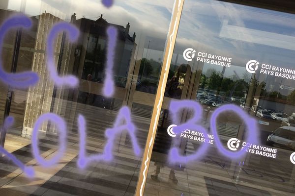 L'entrée de la CCI de Bayonne vandalisée durant la nuit. "CCI Kolabo" peut-on lire sur la porte vitrée, des slogans signés par des " anti-G7 "