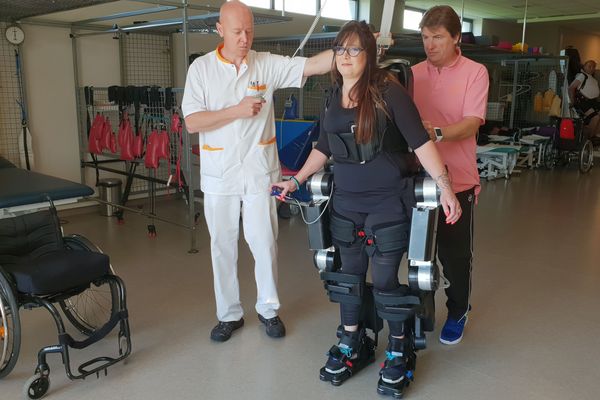 Amandine a perdu l'usage complet de ses jambes il y a deux ans. Grâce à cet exosquelette en test au centre de médecine physique et de réadaptation de Pionsat (Puy-de-Dôme), elle réapprend à marcher.