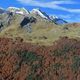 L'effet de foehn, un phénomène météorologique lié au relief, se produit lorsque le vent franchit une barrière montagneuse, entraînant un réchauffement significatif de l'air.