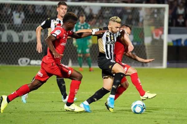 L'Angevin Farid El Melali à la lutte avec le Dijonnais Didier Ndong pour la conservation du ballon, lors de la 4ème journée de Ligue 1, le 31 août 2019.