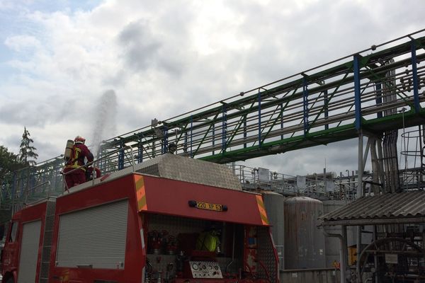 Les pompiers en intervention, lors d'un exercice sur le site de Sanofi à Vertolaye