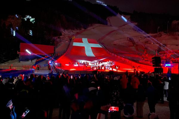 Près de 3 000 personnes ont assisté à la cérémonie d'ouverture des Championnats du monde de ski alpin ce dimanche 5 février.