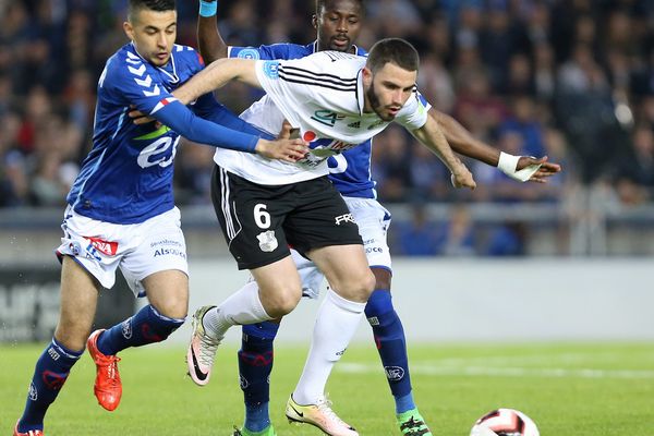 Thomas Monconduit (c) à la luute avec Abdelhak Belahmeur (g) et Mayoro N'Doye (d) lors du match de football de National entre le Racing Club de Strasbourg Alsace et Amiens SC, à Strasbourg le 13 mai 2016.