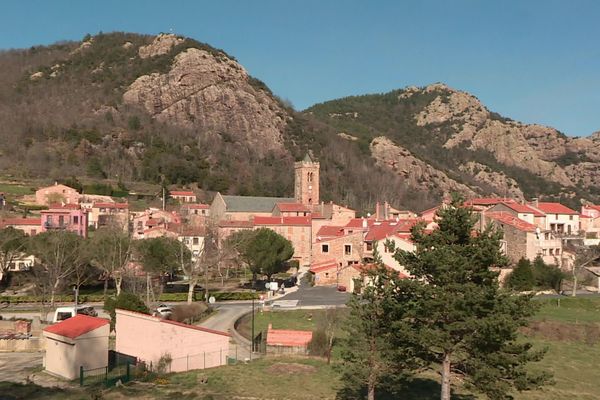 L'installation de deux antennes relais met de la tension dans l'air à Coustouges, village transfrontalier des Pyrénées Orientales....
Leur emplacement divise les habitants. De son côté le maire veut sortir sa commune de la zone blanche....Une réunion de chantier se tiendra mardi prochain.
