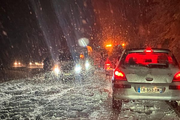 A36 bloquée par la neige dans le Doubs.