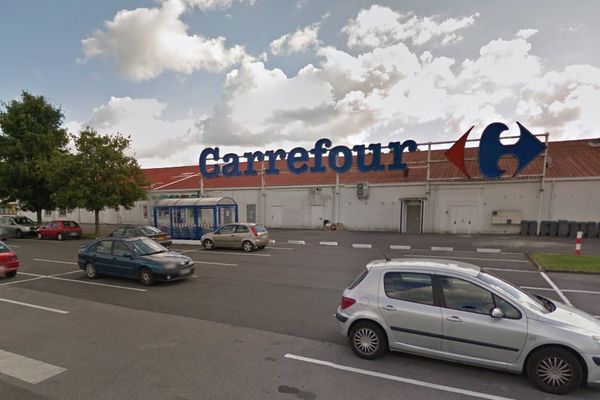 Le camion livrait le supermarché Carrefour de Fourmies, selon La Voix du Nord (illustration)