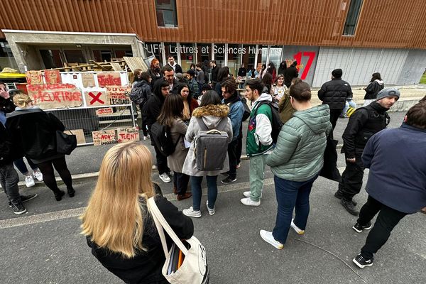 Rassemblement devant le campus des lettres, le mercredi 29 mars 2023.