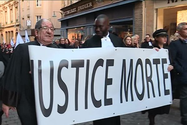 Au premier jour du projet de loi justice qui vient de débuter à l'assemblée, à Metz, les avocats sont eux aussi en colère.