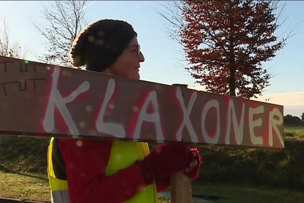 Le barrage de "gilets jaunes" devant l'hippodrome de Mauquenchy en pleine campagne