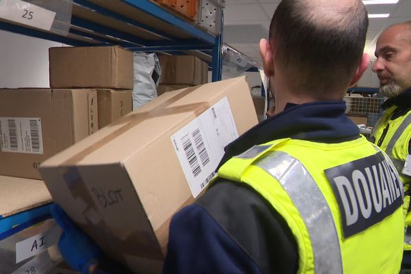 Durant la période du Black Friday, le flux de colis gérés par la Poste passe de 85 000 à 140 000 chaque jour en Normandie. Des agents des services de douanes de Caen ont donc procédé à une opération de contrôle, ce jeudi 28 novembre 2024, au sein de la plateforme industrielle de la Poste, à Colombelles (Calvados).