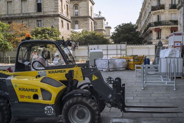 Contaminé au plomb, le parvis de Notre-Dame est fermé au public et seulement accessible aux ouvriers qui travaillent sur le monument, Paris 2019.