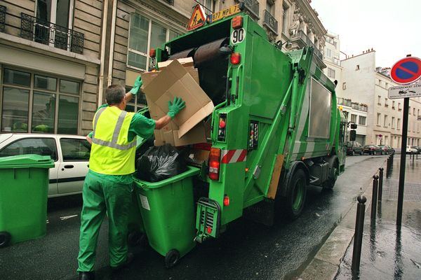 Un camion-benne tombe de 20 mètres dans la cuve de l'incinérateur d'Issy-les-Moulineaux.