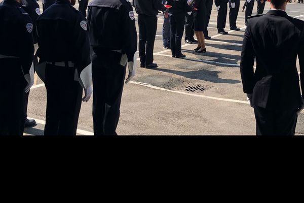 La Préfète de Seine-Maritime, Fabienne Buccio (au centre de la photo) remet des médailles à des agents de police de Rouen (Seine-Maritime).