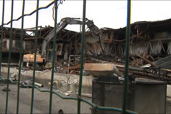 Les engins de chantier sont sur place pour démolir le site avant sa reconstruction.