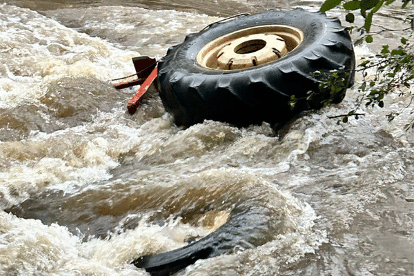 Le tracteur a été emporté par la rivière en crue. Le chauffeur est parvenu à s'accrocher à l'une des roues du véhicule avant d'être sauvé par les pompiers.