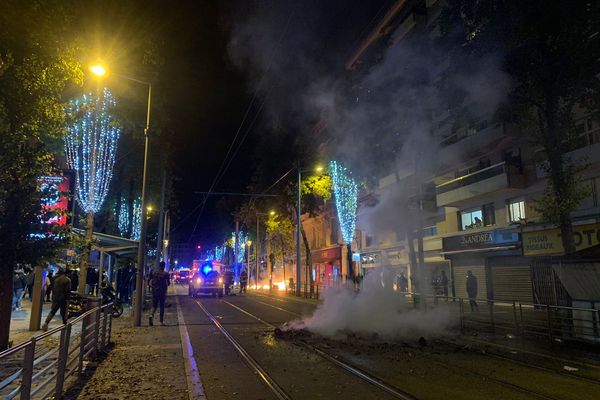 Sur l'avenue Masséna, des poubelles ont été incendiées sur les voies du tram ce dimanche 18 décembre.