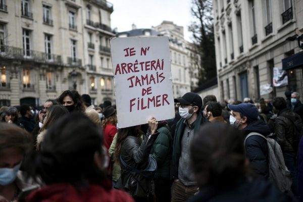 Des manifestants contre la proposition de loi « sécurité globale » à Paris près de l'Assemblée nationale le 17 novembre 2020. AFP
