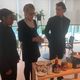 Au centre, Chantal Wittmann, MOF maître d'hôtel, du service et des arts de la table, enseigne à ses élèves comment flamber une crêpe.