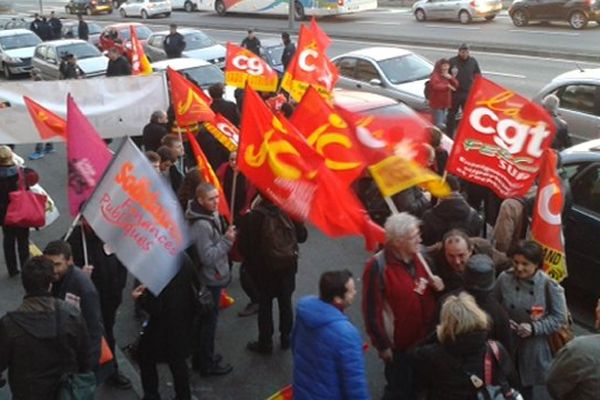 Les manifestants de la CGT 31 attendant le Président de la République