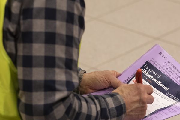 Les gilets jaunes vont distribuer 12.000 questionnaires à Erstein et aux alentours dans le cadre du grand débat national. Photo d'illustration.