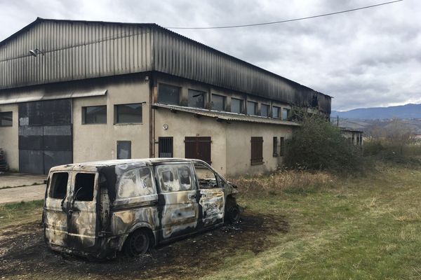 Le hangar et la voiture incendiés le 11 mars 2021 à Péage-de-Roussillon.